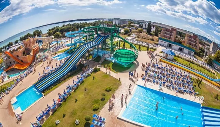 Аквапарк «Золотая бухта» в Геленджике — самый большой в России
