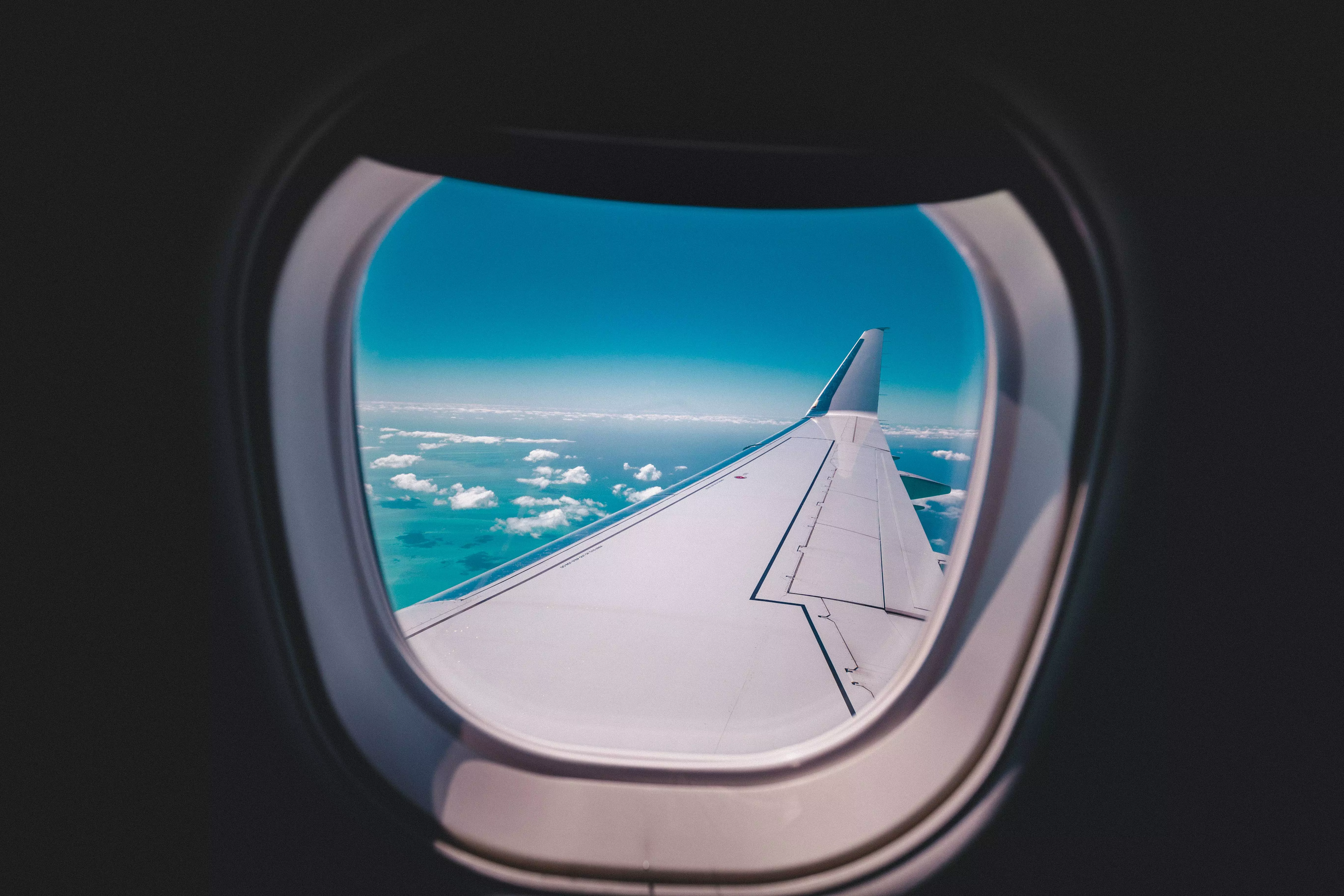 У прохода или иллюминатора — какие места в самолете самые комфортные? | новости