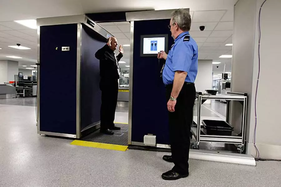 Сканер в аэропорту видит человека без одежды