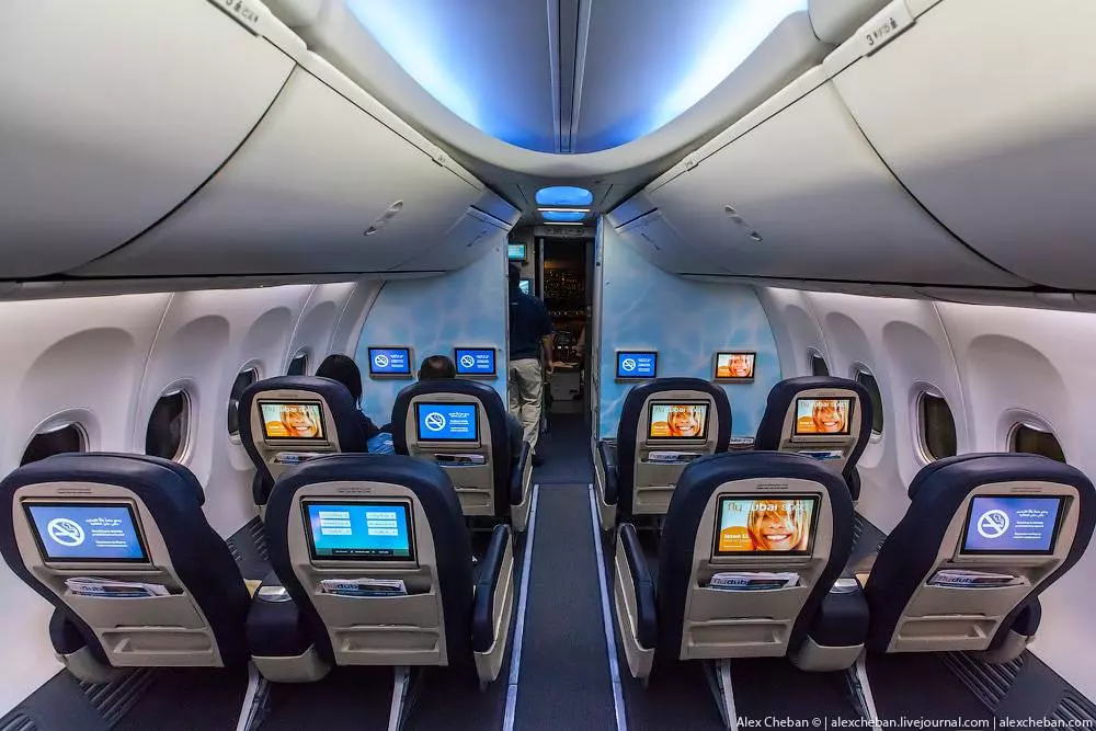 Wi-fi в самолете: бывает ли и сколько стоит связь на борту?
