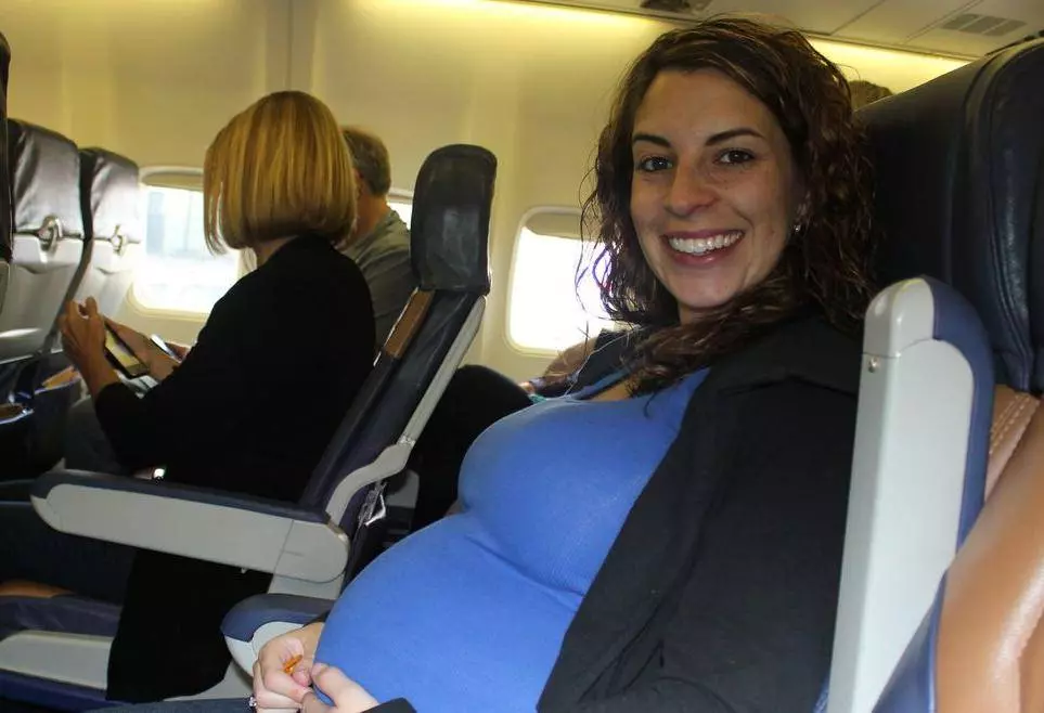 Полет беременной на самолете: правила, противопоказания, сроки