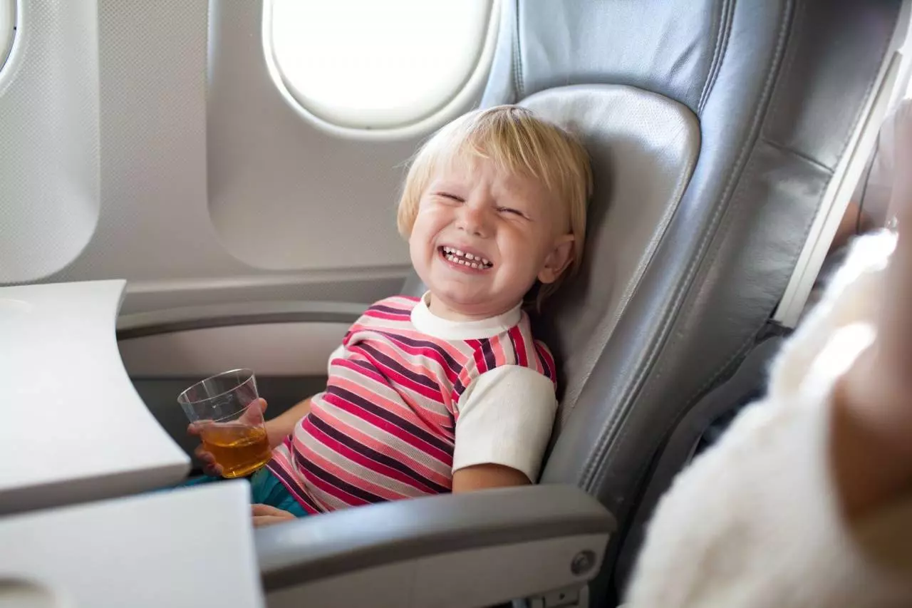 С какого возраста ребенку можно летать на самолете - правила перелета (сезон 2022)