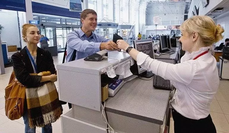 Кем можно работать женщине в аэропорту?