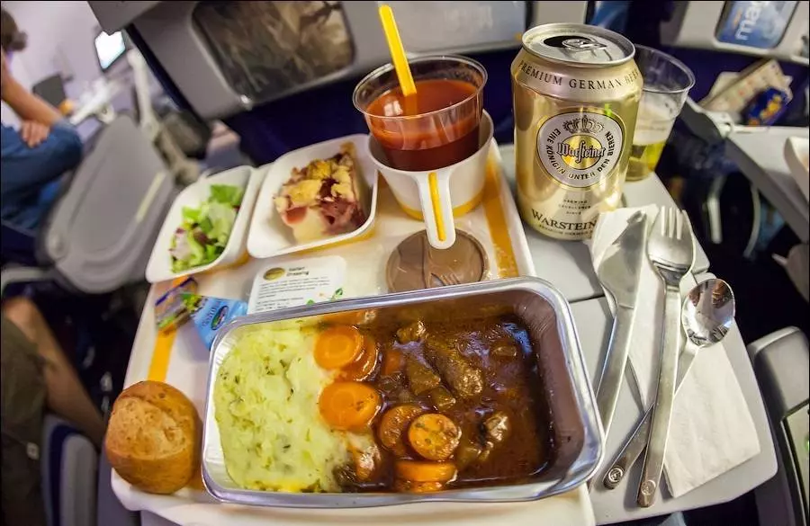 Можно ли брать еду в самолет: разрешенные и запрещенные продукты, правила