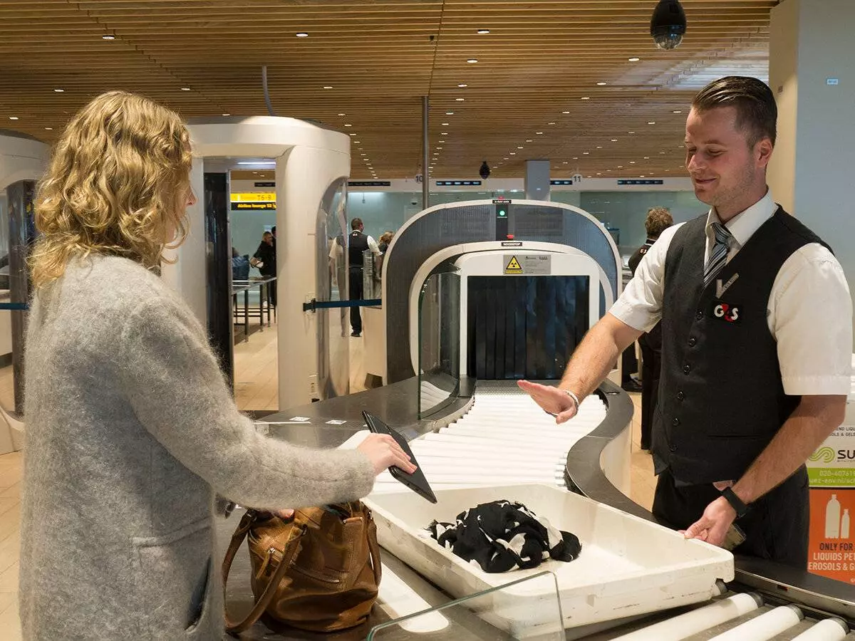 Досмотр в аэропорту предполетный: как проверяют ручную кладь и багаж, что просвечивает рентген и основания для личной проверки пассажиров