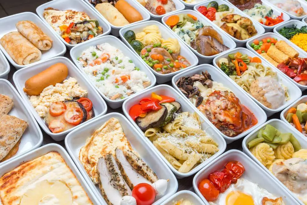 Питание для пассажиров: кормят ли в самолете Победа, и что можно взять с собой из еды и напитков