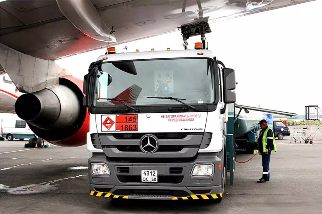 Чем заправляют самолеты: виды авиационного топлива