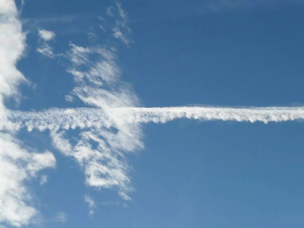 Почему самолет оставляет белые полосы в небе
