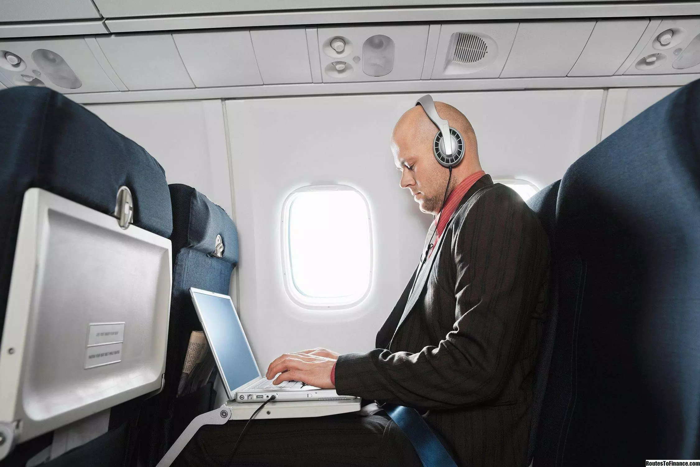 Можно ли в самолете пользоваться телефоном - есть ли там розетка, интернет