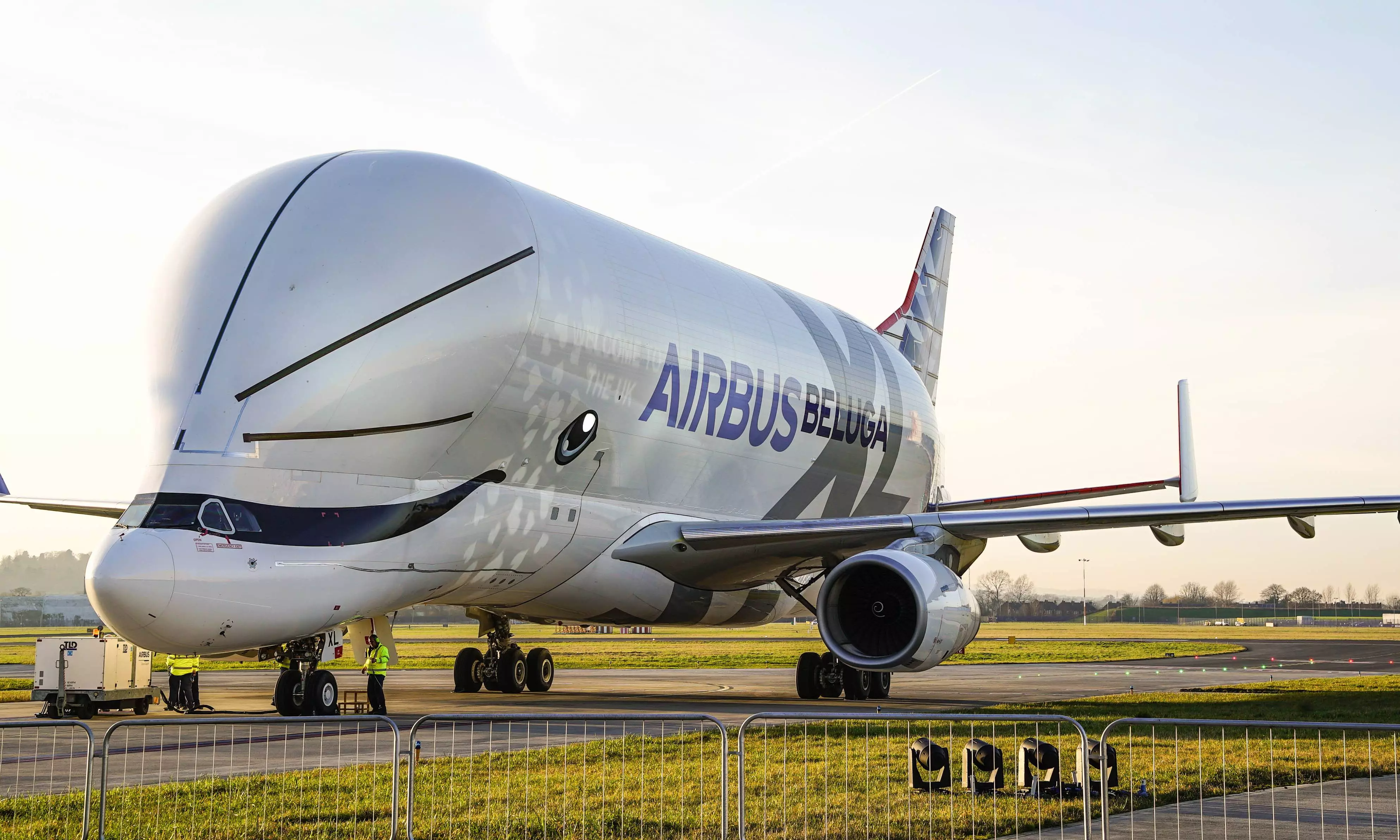 Самый большой самолет в мире: крупнейший пассажирский и грузовой авиалайнеры, их вместимость и грузоподъемность, фото и технические параметры.