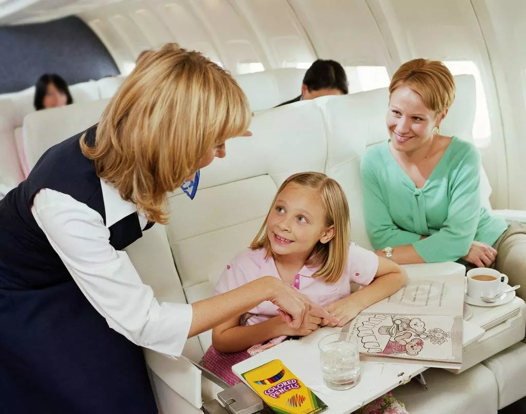 С какого возраста можно ребенку летать на самолете: правила и тонкости