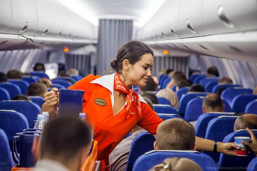 Зарплата стюардесс в россии в 2019 году: требования к кандидатам, обязанности бортпроводника, возраст и необходимый стаж для выхода на пенсию