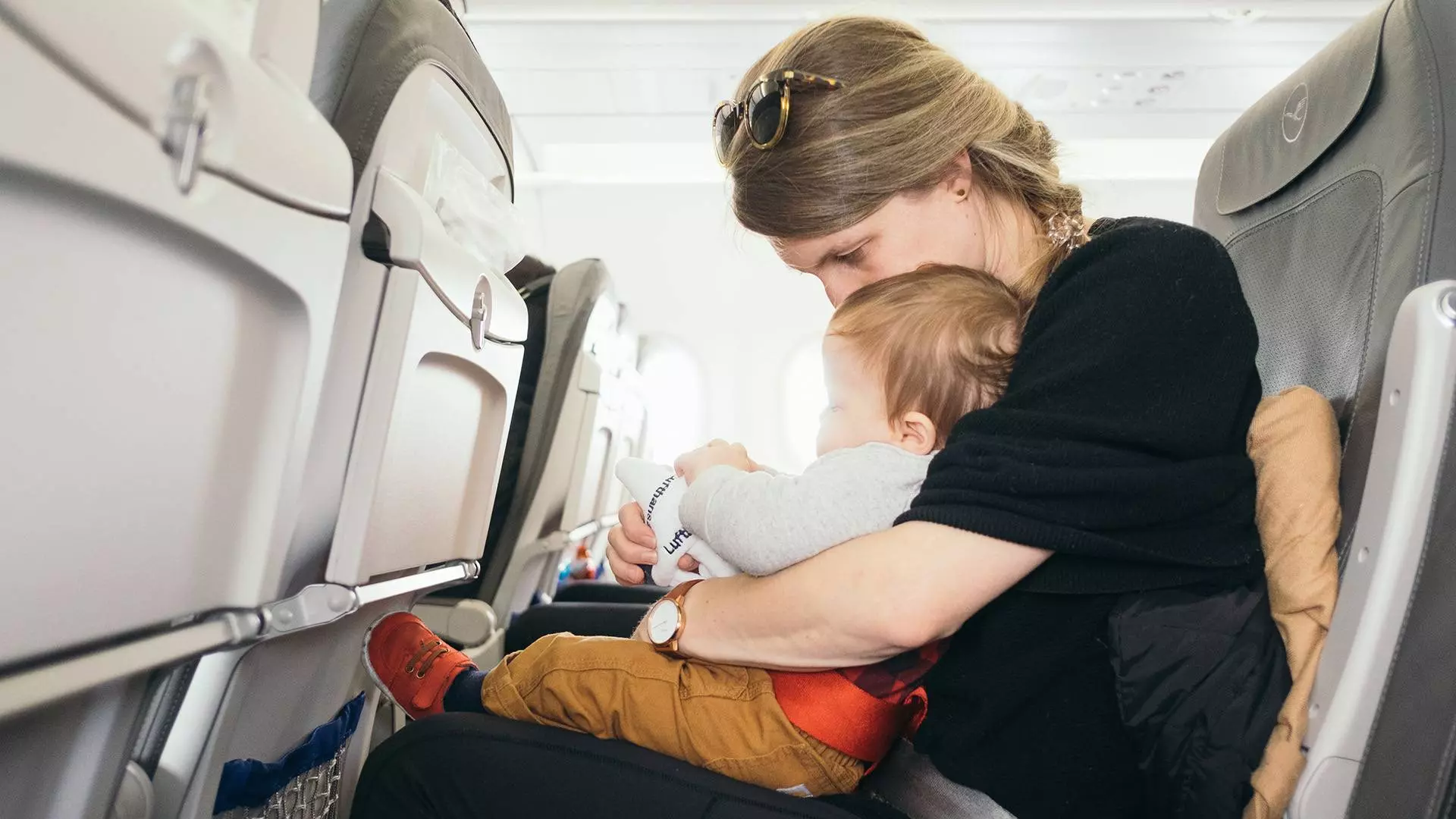 Что взять ребенку в самолет: чем накормить, как занять — правила перевозки детей в самолете