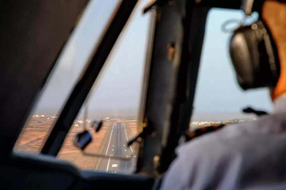 Капитан фотошоп. лётчик фотографируется, высунувшись из окна самолёта, но подписчики быстро разоблачили фейк