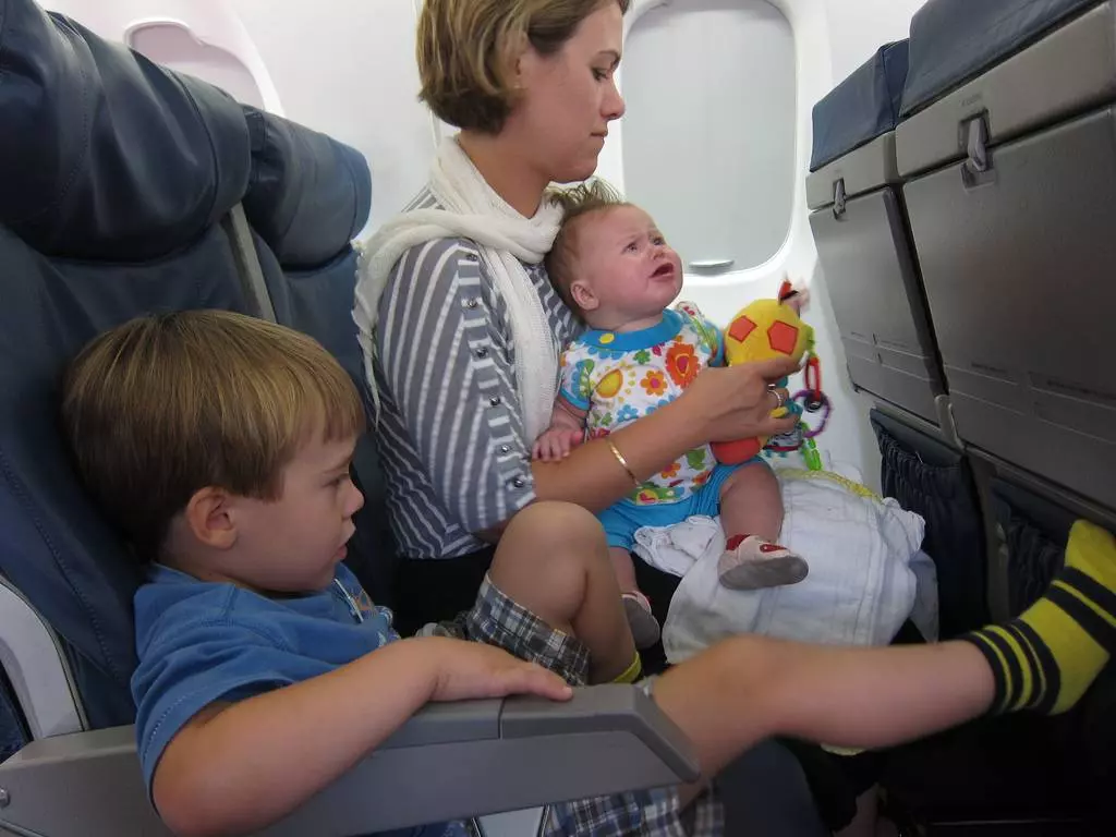 Как лететь в самолете с грудным ребенком | путешествия с малышом