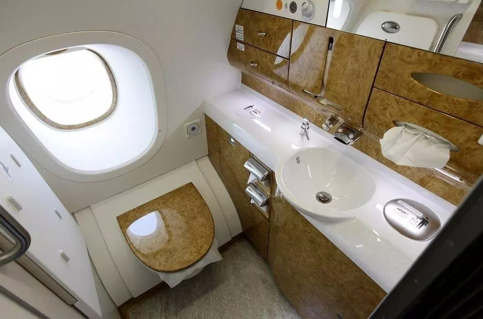 Как устроен и работает в самолете туалет?