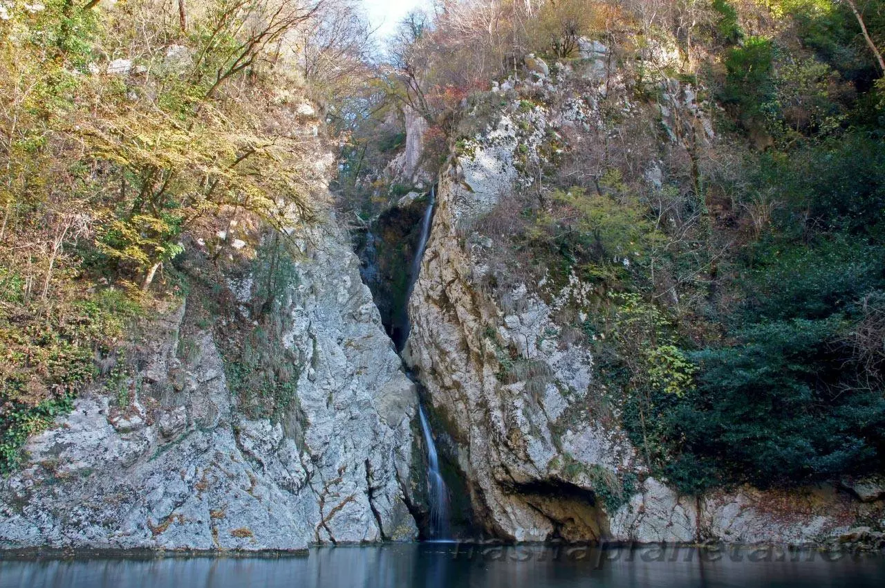Агурские водопады и скала прометея
