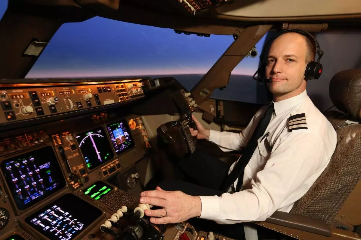Профессия лётчик (пилот): где учиться, зарплата, плюсы и минусы