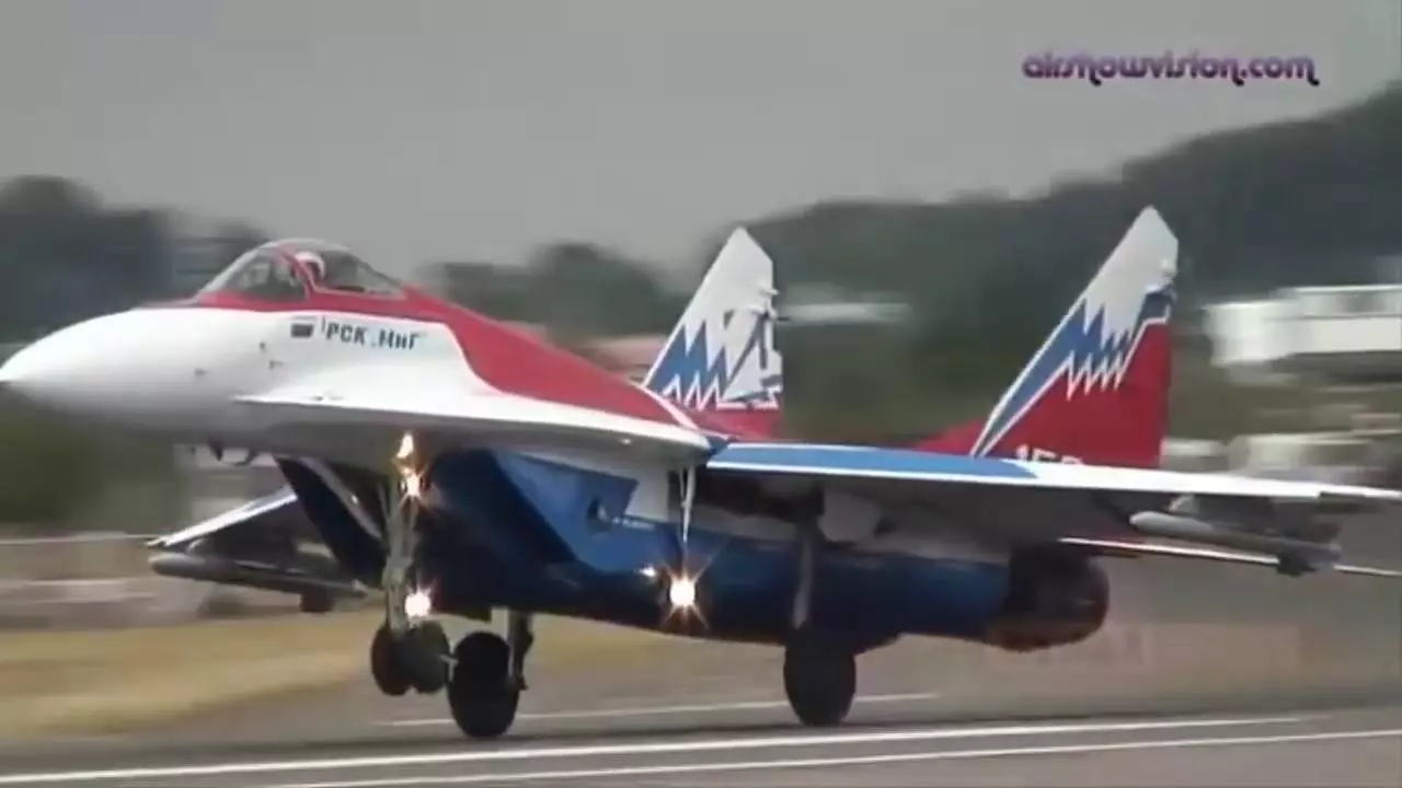 Dimashi • российский истребитель миг-29 делает "свечку" сразу после взлета. резкий вертикальный подъем начинается на высоте нескольких метров от земли. (видео)