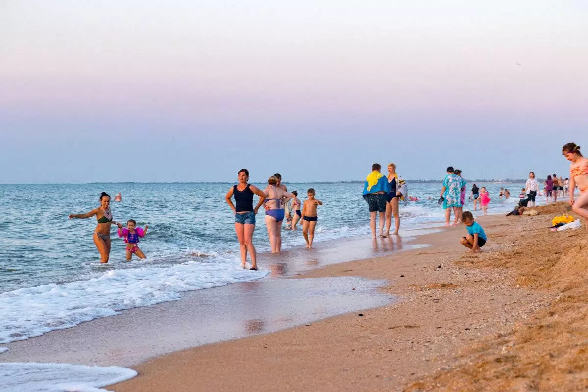 Центральный пляж в голубицкой: веб-камеры, фото 2022, адрес, как добраться, развлечения, отели — туристер.ру